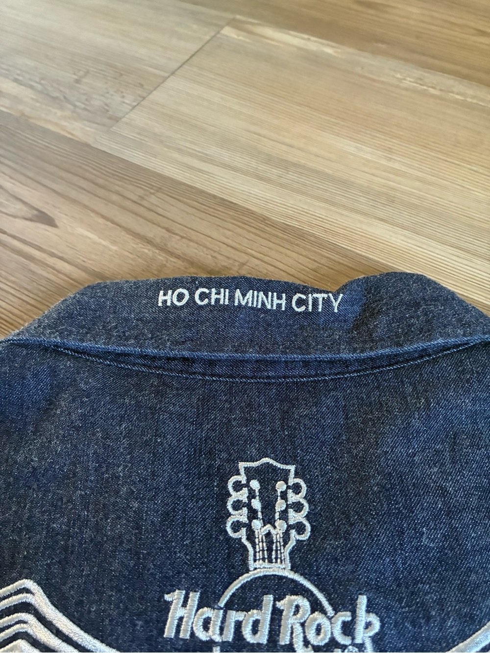 Hard Rock Café Denim Snap-Up Shirt Ho Chi Minh City Guitar Graphic Men’s L - Picture 11 of 14
